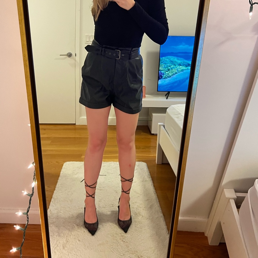 Must-have! Sexy leather-like shorts!